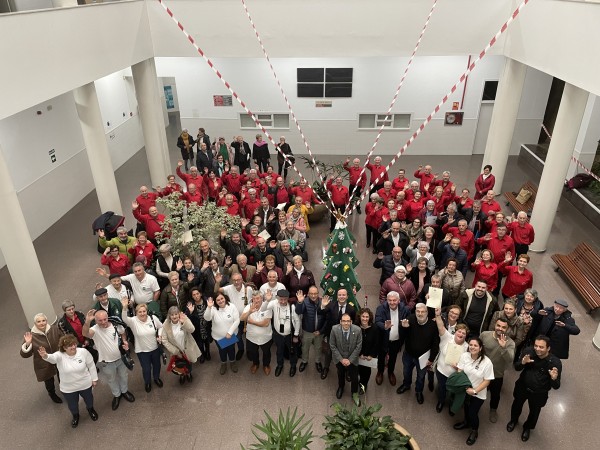 Decenas de alumnos y alumnas de la UNED Sénior recogen sus diplomas en la sede de la UNED A Coruña