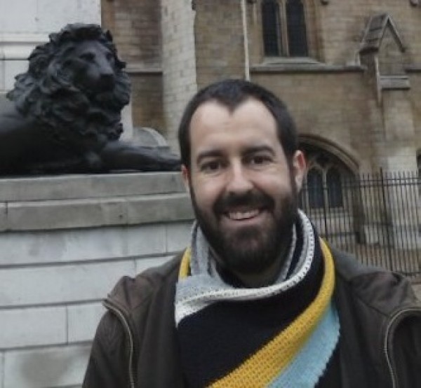“En Hobbes la superación de la desconfianza convierte al hombre que es lobo, en hombre que es dios.”