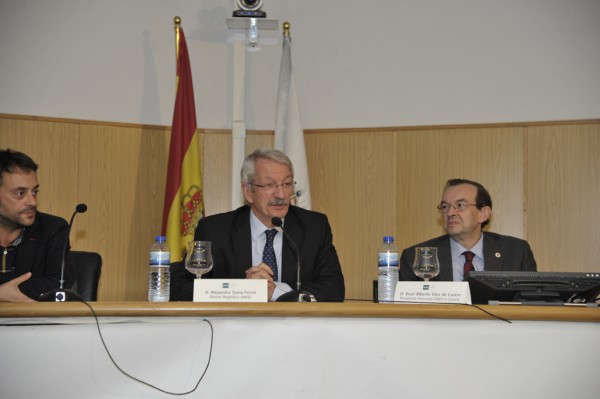 70 titulados del Centro Asociado, recogieron sus diplomas de Grado y de Máster Oficial durante el Acto de Inaguración del curso Académico 2015/2016