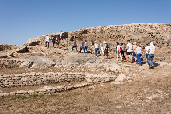 Dos grupos de alumnos y alumnas disfrutaron ayer jueves de la primera visita guiada al Castro de Elviña