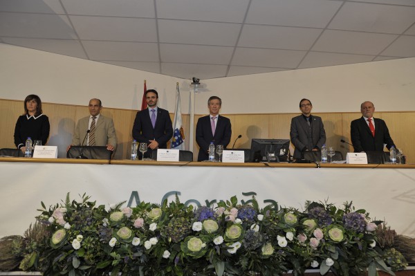 El vicerrector de Personal Docente e Investigador de la UNED, Miguel Miguens Vázquez, inauguró el Curso Académico 2019/20 en el Centro Asociado de A Coruña en un Acto en el que Fernando Seoane Prado, primer director del Centro, fue homenajeado
