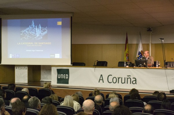 Alfredo Vigo inauguró el Ciclo Ad Limina Iacobi ante un abarrotado salón de actos