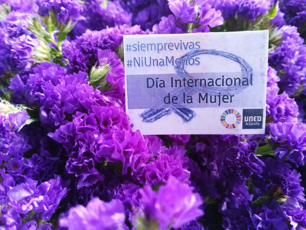 8-M Siemprevivas: la sede de A Coruña regaló a sus estudiantes más de 100 ramos de flores lilas siemprevivas para celebrar el Día Internacional de la Mujer